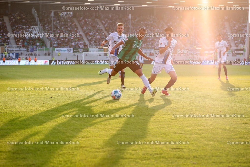 SCP08082501105 | 08.08.2025, Fußball, Preußen Münster - SC Paderborn 07, 2. Fußball Bundesliga,  Preußenstadion, Saison 2025 2026: Zweikampf im Sonnenuntergang hinter der neuen Tribüne Featuire Symbolbild Abends Abendlicht Blaue Stunde Innenansicht  Etienne Amenyido (Preussen Muenster #30) im Zweikampf gegen  Raphael Obermair (SC Paderborn #23) DFB regulations prohibit any use of photographs as image sequences and or quasi-video.
