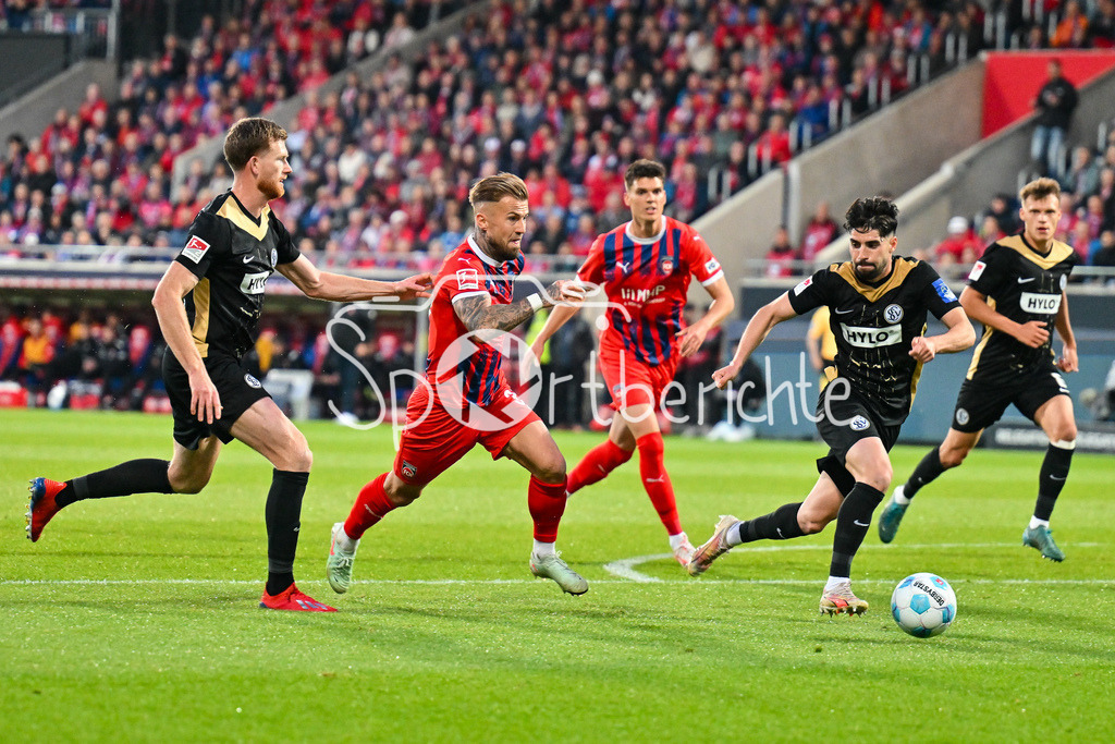 1. FC Heidenheim - SV Elversberg 07 | v. l. Florian Le JONCOUR (SV Elversberg 3), Niklas DORSCH (Heidenheim 39) und Florian Le JONCOUR (SV Elversberg 3) / Zweikampf / Relegation Bundesliga: 1. FC Heidenheim - SV Elversberg 07, Voith-Arena am 22.05.2025 / DFL REGULATIONS PROHIBIT ANY USE OF PHOTOGRAPHS AS IMAGE SEQUENCES AND/OR QUASI-VIDEO / BLD / ZDF