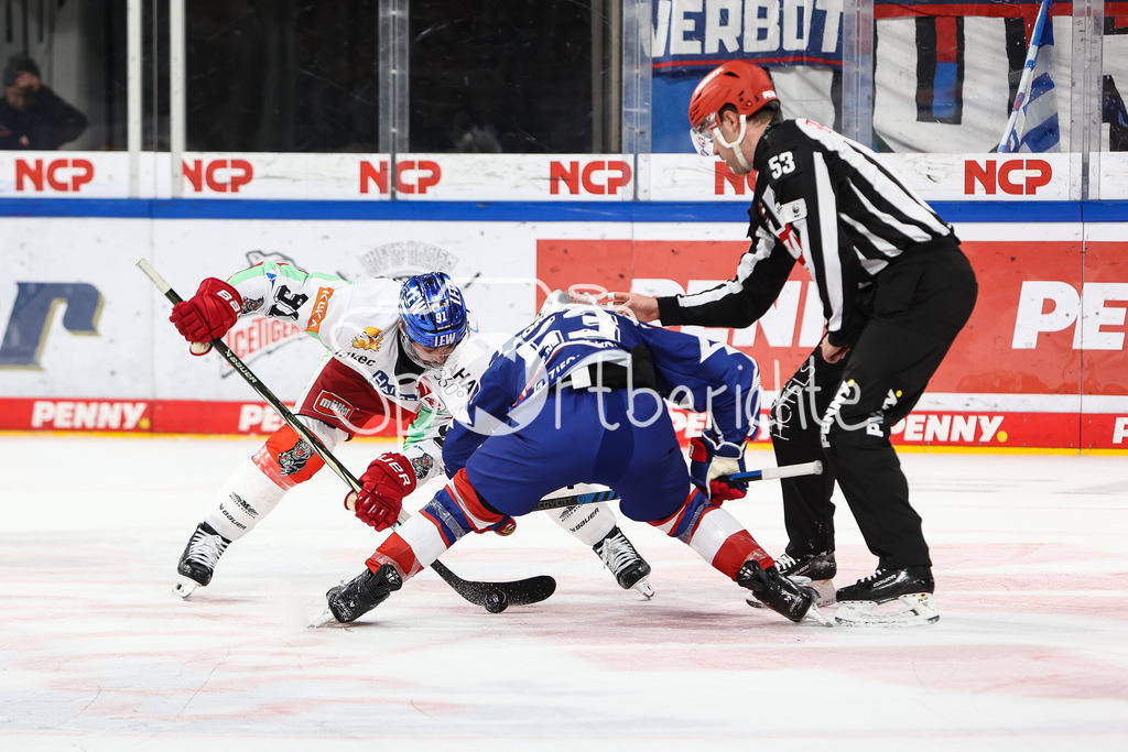Nürnberg ICE Tigers - Augsburger Panther | Luke ESPOSITO (AEV #91) beim Bully gegen Danjo LEONHARDT (EHC #53) / Duell / Zweikampf / DEL Retro GAme