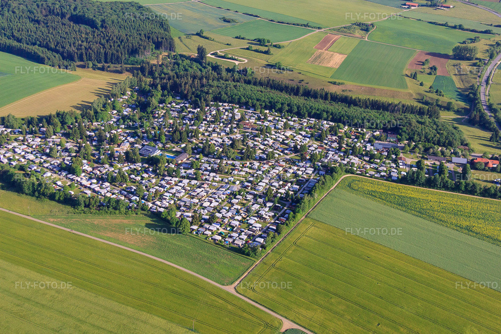 Luftbild: Camping Heidehof im Ortsteil Machtolsheim in Laichingen im Bundesland Baden-Württemberg in Deutschland. – Foto: IMG_67291.jpg vom 08.06.2014 durch Werner Riehm/FLY-FOTO.de – Auflösung des Originals: 4752 x 3168 px – Camping Heidehof - Camping Heidehof