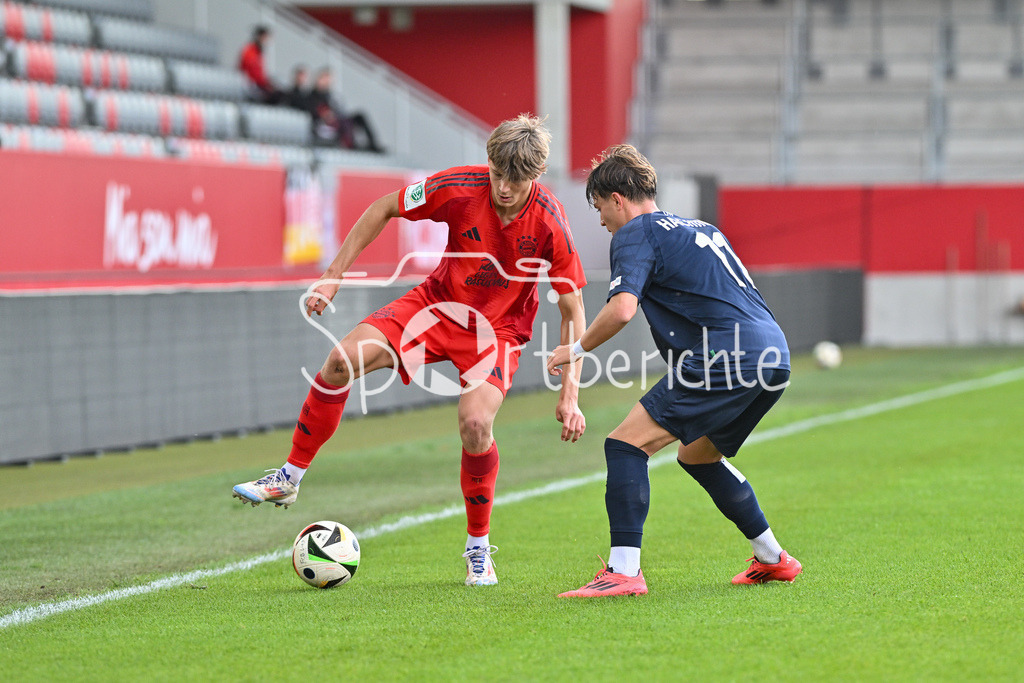 FC Bayern München U19 - SpVgg Unterhaching U19 | Im Duell Magnus DALPIAZ (FC Bayern MÜnchen U19 #2) und Samuel WEISS (Spvgg Unterhaching #11) / Zweikampf