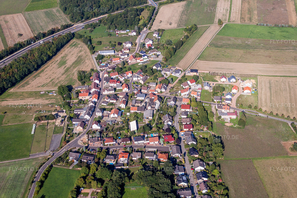Luftbild: landwirtschaftlichen Feldern und Nutzflächen in Roth im Bundesland Rheinland-Pfalz in Deutschland. Foto: IMG_44493.jpg vom 20.08.2011 durch Werner Riehm/FLY-FOTO.de