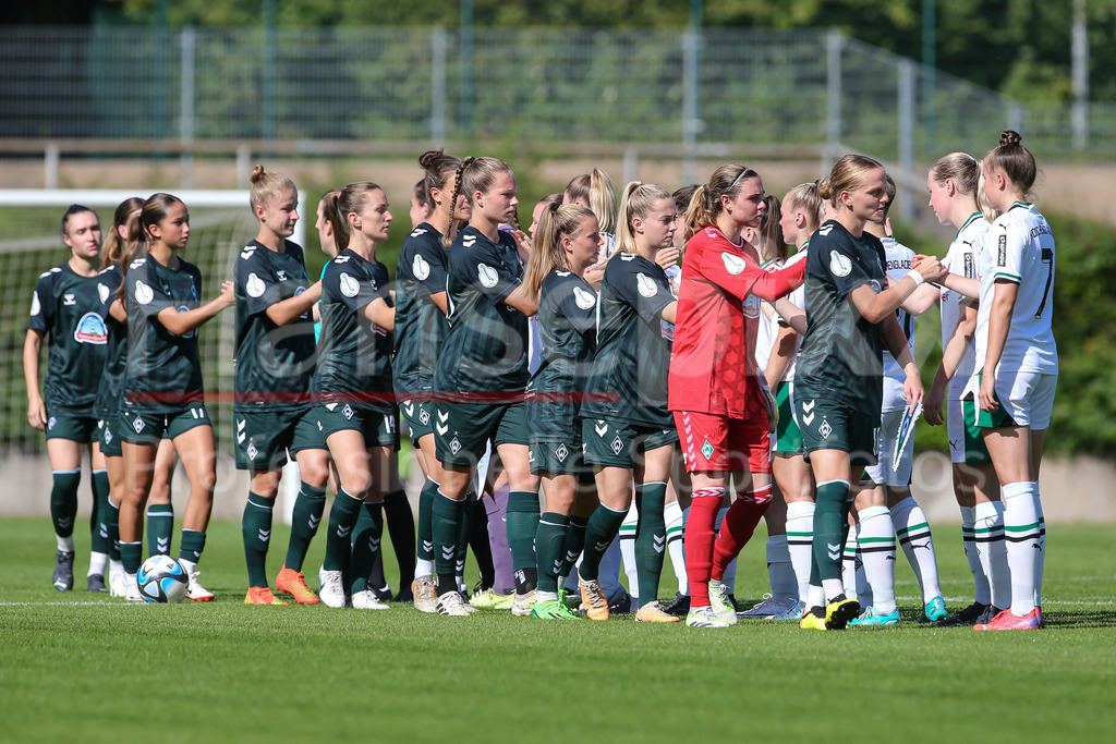 Fussball, DFB-Pokal Frauen, Borussia Mönchengladbach - SV Werder Bremen | v.li.: Spielerinnen des SV Werder Bremen  und Spielerinnen von Borussia Mönchengladbach  klatschen sich vor dem Spiel ab, Shakehands, Shake Hands, DIE DFB-RICHTLINIEN UNTERSAGEN JEGLICHE NUTZUNG VON FOTOS ALS SEQUENZBILDER UND/ODER VIDEOÄHNLICHE FOTOSTRECKEN. DFB REGULATIONS PROHIBIT ANY USE OF PHOTOGRAPHS AS IMAGE SEQUENCES AND/OR QUASI-VIDEO.