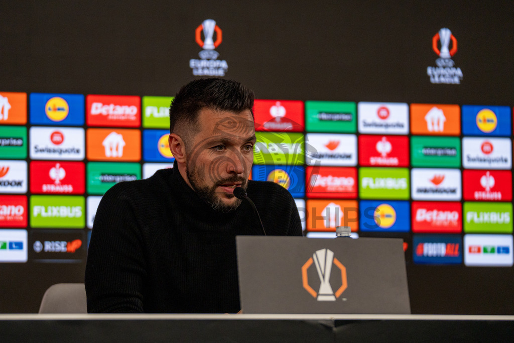 VfB Stuttgart vs. FC Porto, Fussball, Europa League, Achtelfinale, Hinspiel, 12.03.2026 | Francesco Farioli (Trainer FC Porto) bei der Pressekonferenz,VfB Stuttgart vs. FC Porto, Fussball, Europa League, Achtelfinale, Hinspiel, 12.03.2026Foto: photosbyphips/Philip Ziegler