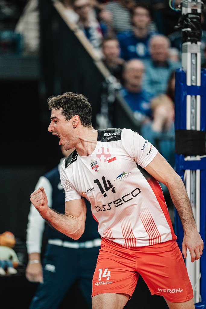 Volleyball | Herren | Saison 2023/2024 | CEV Volleyball Cup 2024 Finale | SVG Lüneburg (GER) vs. Asseco Resovia Rzeszow (POL) | 12.03.2024 | Yacine Louati (#14, Asseco Resovia Rzeszow) jubelt und ballt die Faust