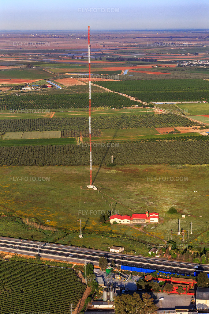 Aerial view: Radio transmission tower Centro Emisor RNE AM in Dos Hermanas in the state Seville, Spain. – Photo: IMG_145741.jpg taken on 04/22/2025 by Werner Riehm/FLY-FOTO.com – Resolution of the original: 3648 x 5472 px