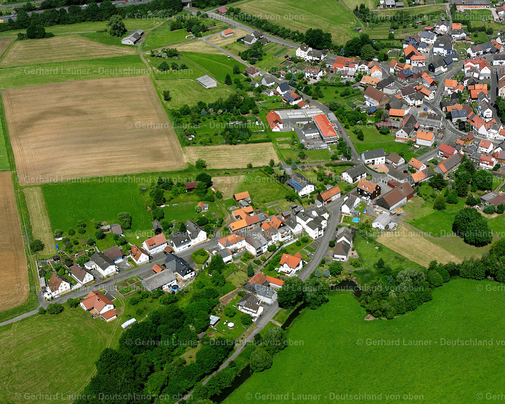 2614523 | BURG-GEMüNDEN 09.06.2006 Landwirtschaftliche Nutzflächen und Feldgrenzen  umsäumen das Siedlungsgebiet des Dorfes in Burg-Gemünden im Bundesland Hessen, Deutschland // Agricultural land and field boundaries surround the settlement area of the village  in Burg-Gemünden in the state Hesse, Germany Foto: Gerhard Launer