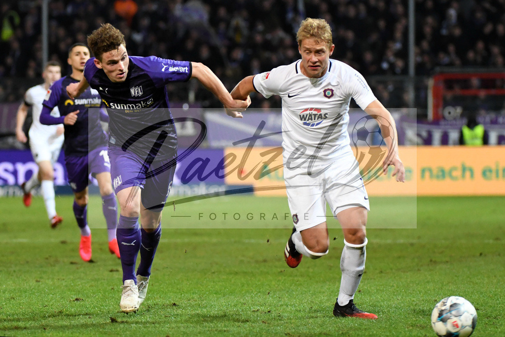 20200221_OSNAUE_0065 | Fussball, Herren: Moritz Heyer (VfL Osnabrueck) und Jan Hochscheidt (Erzgebirge Aue) im Zweikampf bei dem Spiel der 2. Bundesliga zwischen VfL Osnabrueck und FC Erzgebirge Aue im Stadion an der Bremer Bruecke am 21.02.2020 in Osnabrueck, Deutschland.DFB / DFL REGULATIONS PROHIBIT ANY USE OF PHOTOGRAPHS AS IMAGE SEQUENCES AND/OR QUASI-VIDEO. - Realisiert mit Pictrs.com