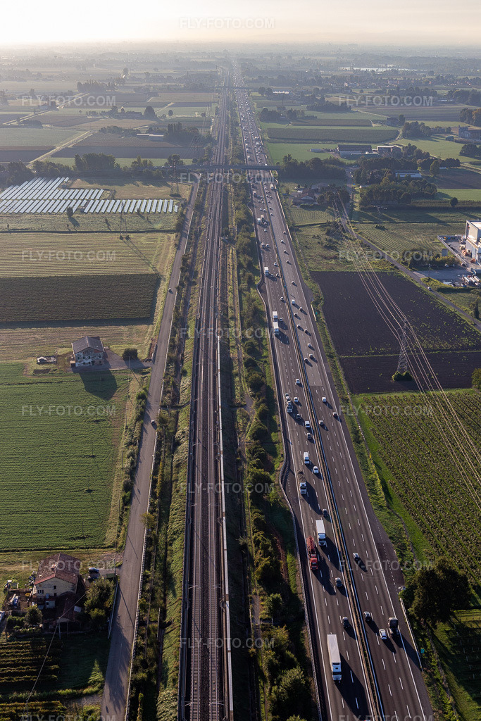 Aerial view: Autostrada del Sole next to the high-speed rail line in San Martino in Rio in the state Reggio Emilia, Italy.Photo: IMG_134834.jpg taken on 09/20/2022 by Werner Riehm/FLY-FOTO.comResolution of the original: 3648 x 5472 px