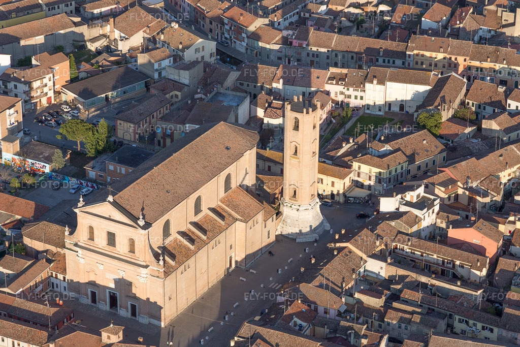 Luftbild: Ortsansicht in Comacchio im Bundesland Ferrara in Italien. Foto: IMG_098678.jpg vom 06.04.2017 durch Werner Riehm/FLY-FOTO.de