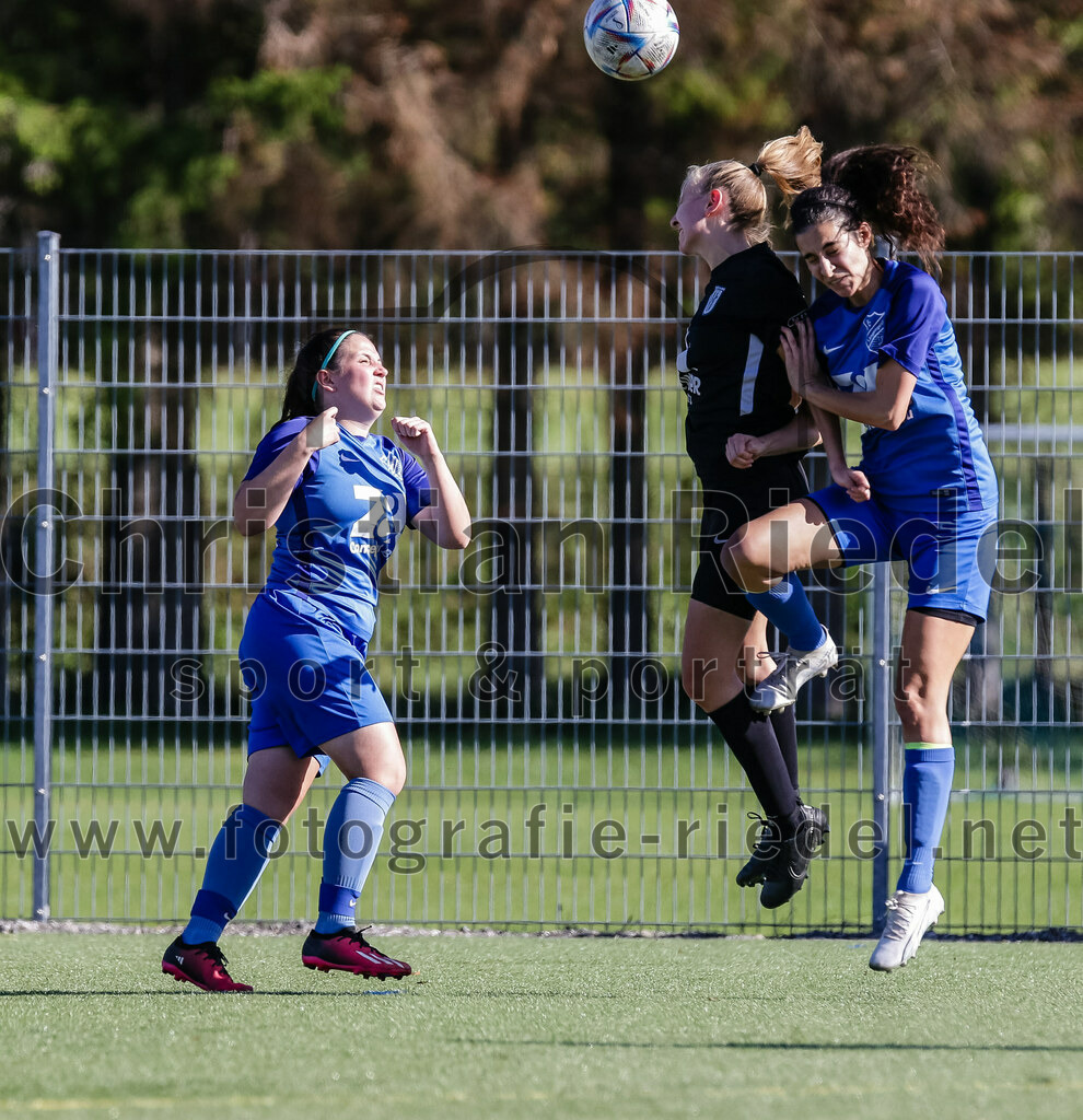 2023-10-21_021_FC_Langengeisling_gegen_TSV_Eching | Erding, Deutschland, 21.10.2023:
Fußball, Bezirksoberliga 2023 / 2024, 8. Spieltag, FC Langengeisling gegen TSV Eching, Endergebnis: 0:0

Stefanie Karamatic (FC Langengeisling, #39), Anna-Lena Beer (TSV Eching, #7), Sandra Zeilhofer (FC Langengeisling, #8)

Foto: Christian Riedel / fotografie-riedel.net
