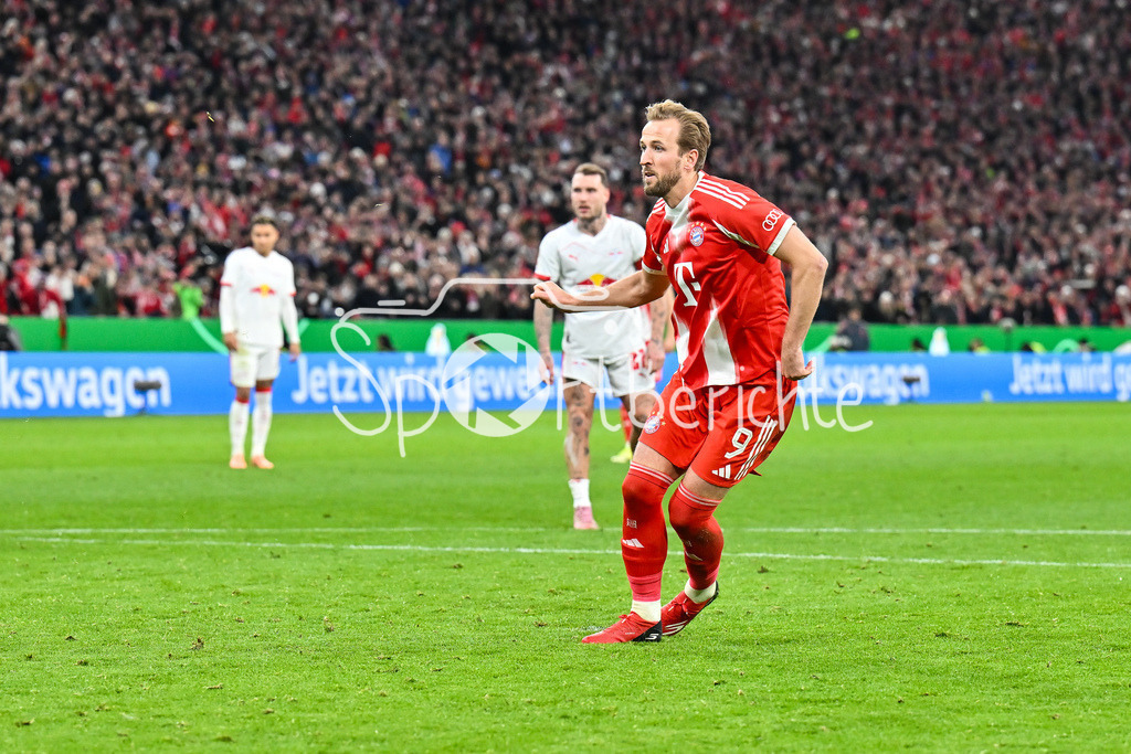 FC Bayern München - RB Leipzig | MUNICH, GERMANY - 11. FEBRUARY: am Ball beim Elfmeter vor dem 1-0 - Harry KANE (FC Bayern Munich 9) / Einzelfoto / Freisteller während dem Spiel zwischen dem FC Bayern München und RB Leipzig beim Viertelfinale des DFB-Pokales in der Allianz Arena