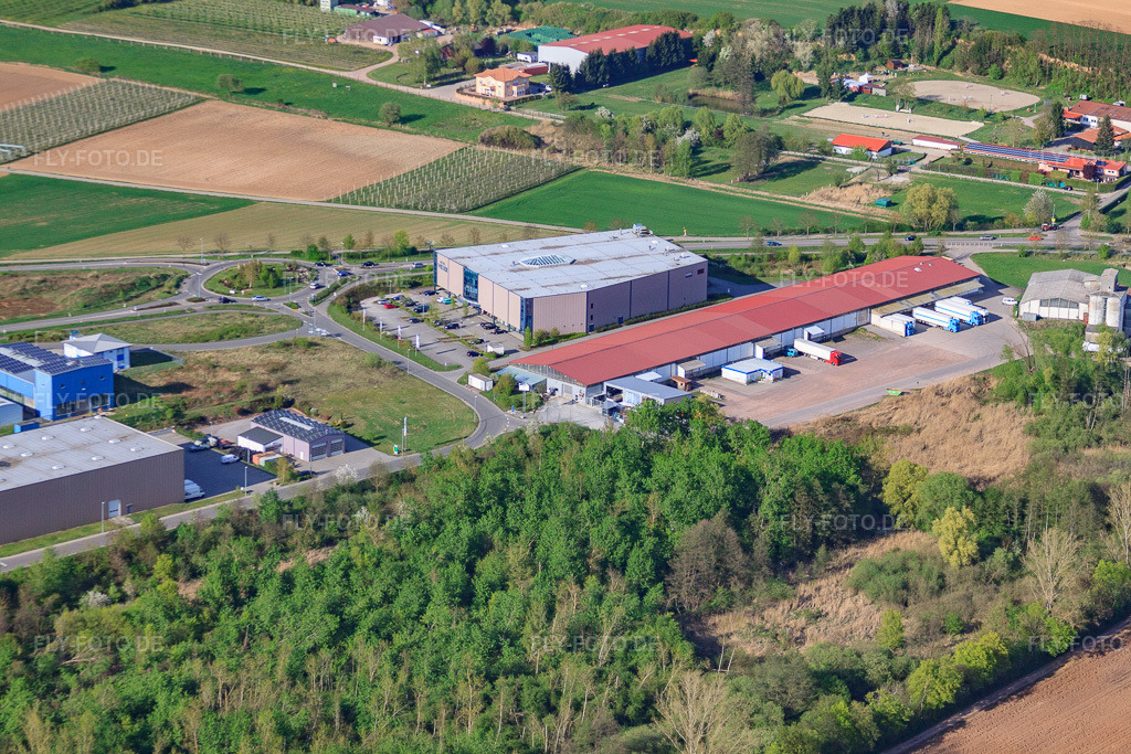 Luftbild: Einrichtungshaus WEBER in Herxheim bei Landau im Bundesland Rheinland-Pfalz in Deutschland. Foto: IMG_39406.jpg vom 09.04.2011 durch Werner Riehm/FLY-FOTO.deAuflösung des Originals: 4752 x 3168 px
