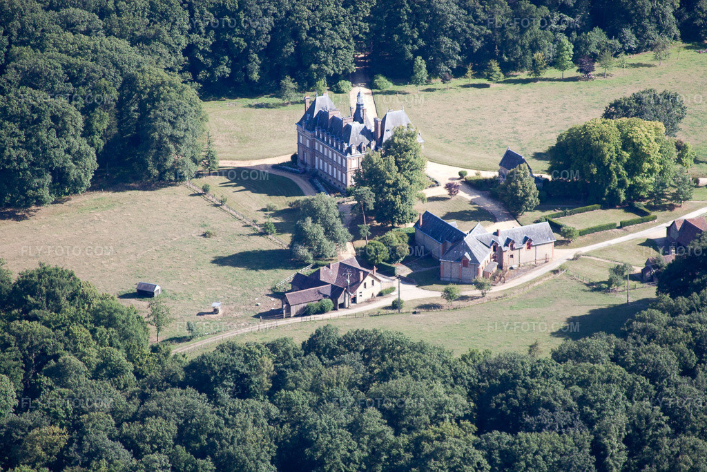 Aerial view: View of the town in Lavaré in the state Sarthe, France. – Photo: IMG_20093.jpg taken on 07/31/2009 by Werner Riehm/FLY-FOTO.com – Resolution of the original: 4752 x 3168 px