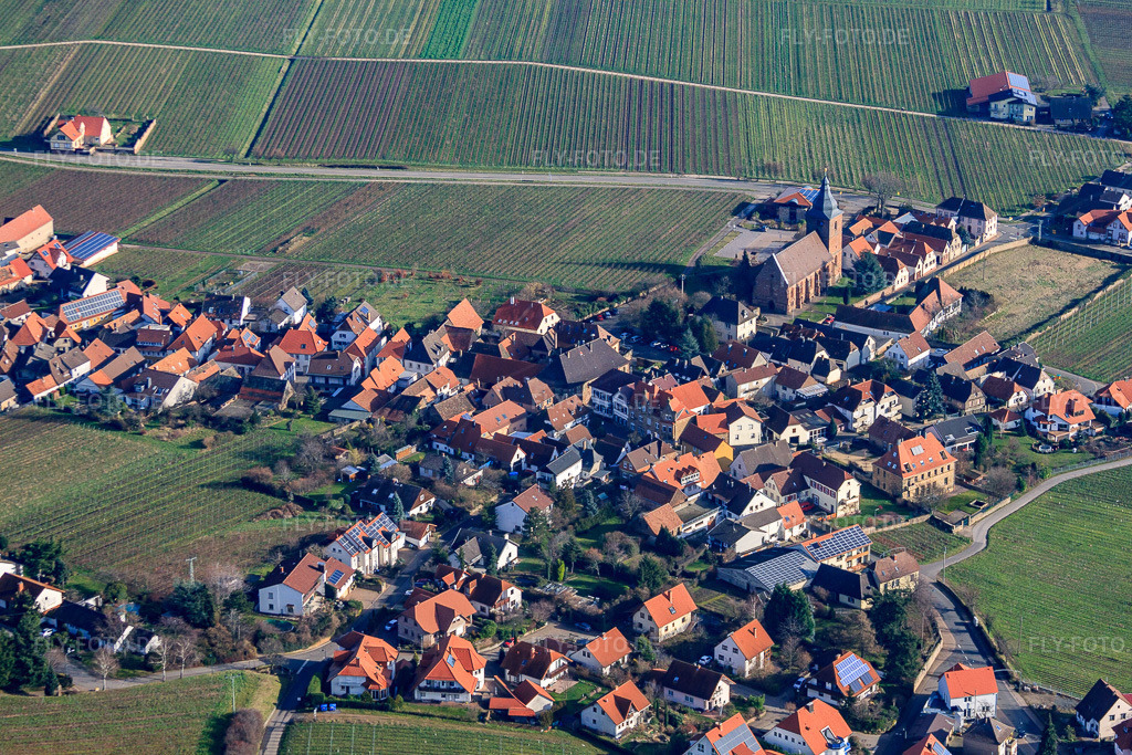 Luftbild: Weinstraße mit Pfarrkirche Maria Heimsuchung in Burrweiler im Bundesland Rheinland-Pfalz in Deutschland. Foto: IMG_61613.jpg vom 18.01.2014 durch Werner Riehm/FLY-FOTO.de