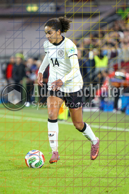 Deutschland vs Frankreich - Halbfinale - UEFA Women's Nations League | Düsseldorf, Deutschland, 24.10.25:   Cora Zicai ( Deutschland ) in Aktion am Ball, Einzelaktion waehrend des Halbfinals der UEFA Women's Nations League zwischen Deutschland vs Frankreich in der Merkur-Spiel-Arena(Foto von Brauer-Fotoagentur / Adrian Schlueter)