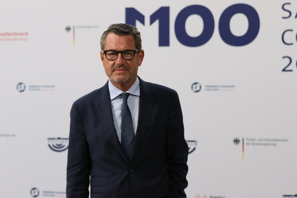 M100 Media Award: „Preis der europäischen Presse“ in Potsdam für das Ukrainische Volk verliehen. | Mit dem M100 Media Award, der sich als „Preis der europäischen Presse“ versteht, wird in diesem 
Jahr das Ukrainische Volk ausgezeichnet. Die Auszeichnung nimmt stellvertretend Wladimir 
Klitschko in der Orangerie im Park Sanssouci entgegen. Das Bild zeigtKai Diekmann vor der Preisverleihung.