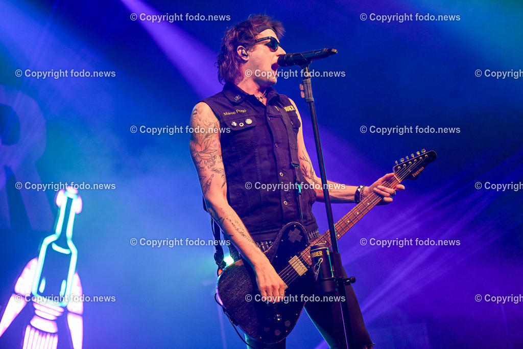 Posthof_ Turbobier_ Konzert_ 15.03.2024-91 | 15.03.2024, Linz, AUT, Posthof, Konzert Turbobier, im Bild Marco Pogo alias Dominik Wlazny (Saenger, Konzepter und Songwriter,  Gitarrist der oesterreichischen Punk-Rock-Band Turbobier, weiters Politiker der Bierpartei, Bezirksrat in Wien Simmering, Praesidentschaftskandidat, Arzt, Mediziner)