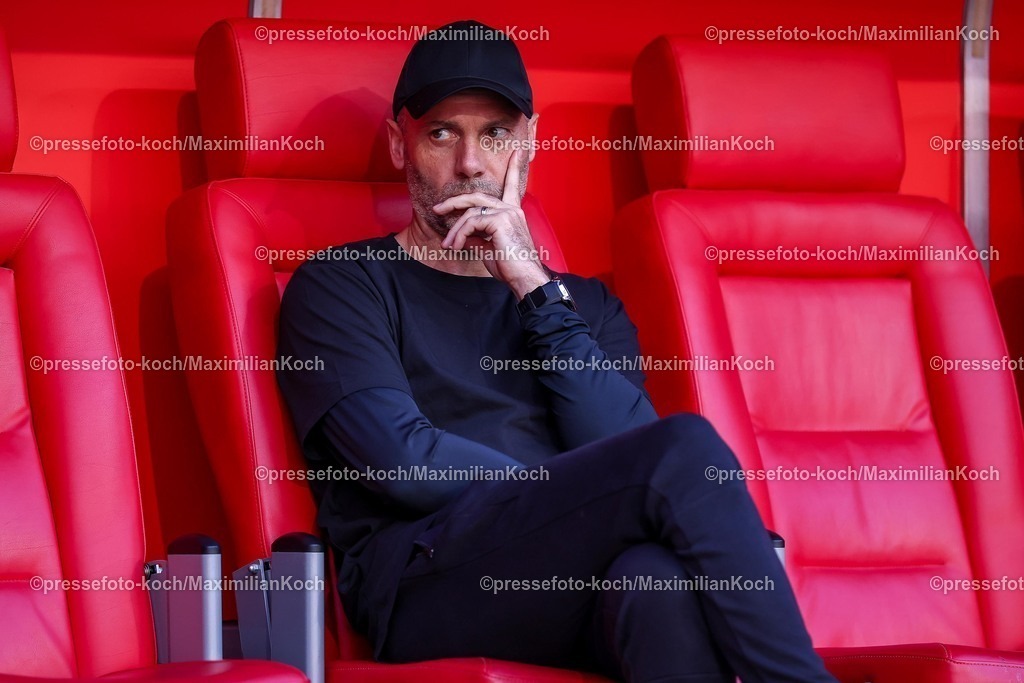 F9524042601010 | 24.04.2026, Fußball, Fortuna Düsseldorf - SC Dynamo Dresden, 2. Fußball Bundesliga, Herren, Merkur Spiel-Arena, 31. Spieltag, Saison 2025 2026: Cheftrainer Alexander Ende (Fortuna Düsseldorf) sitzt angespannt auf der Trainerbank enttäuscht Enttäuschung  DFB regulations prohibit any use of photographs as image sequences and or quasi-video.