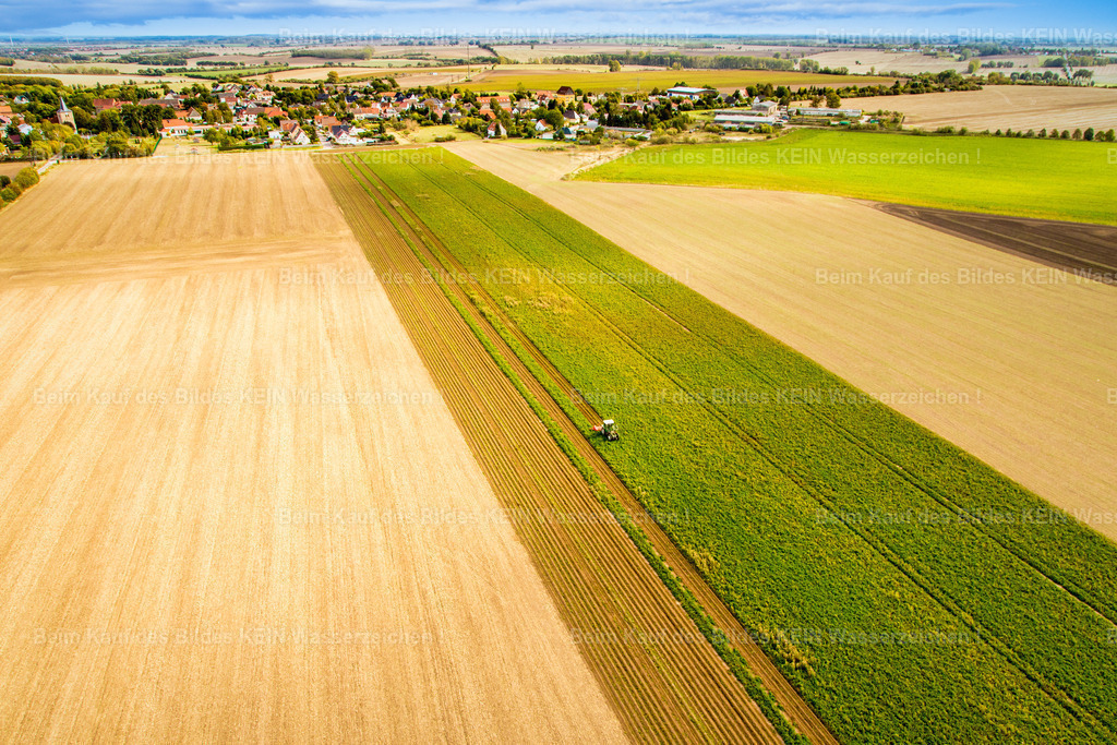 Landwirtschaft_Feld_Niederndodeleben_Traktor_Maschine-0559 | Die Magdeburger Platte® - das sind die schönsten Luftbilder von Magdeburg & Sachsen-Anhalt auf Acryl, Leinwand oder zum Download. Das ist Luftbildfotografie & Luftbildaufnahmen mit Drohne & Flugzeug.  - Realizado com Pictrs.com