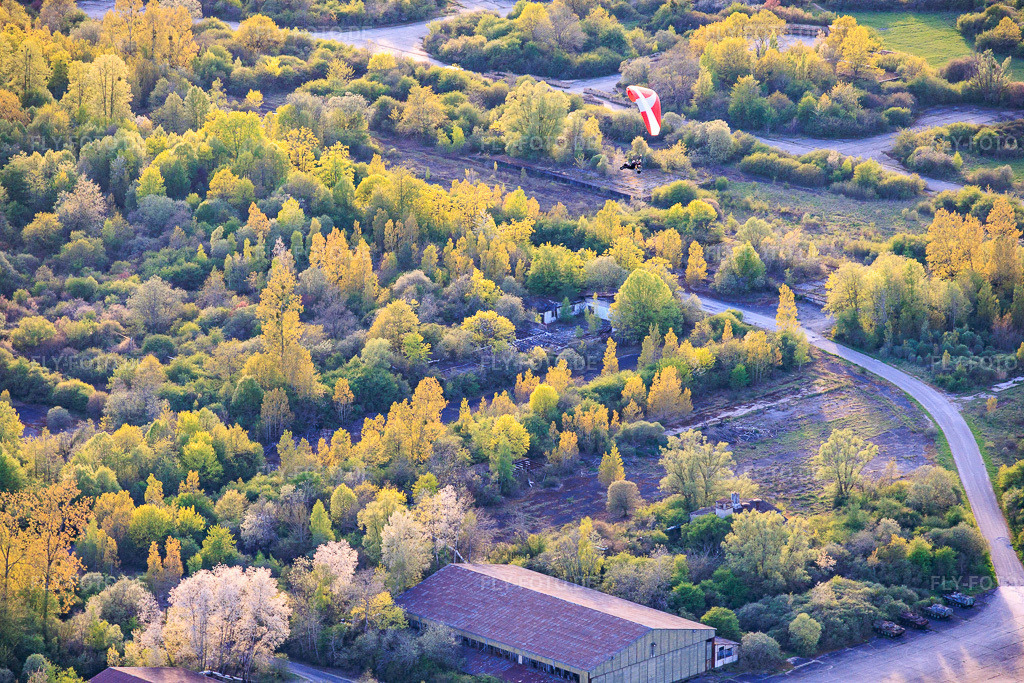 Luftbild: Paraglider über den Hangars am ehemaligen Miltärflugplatz Grostenquin in Bistroff im Bundesland Moselle in Frankreich.Foto: IMG_154340.jpg vom 17.04.2026 durch Werner Riehm/FLY-FOTO.deAuflösung des Originals: 6000 x 4000 px