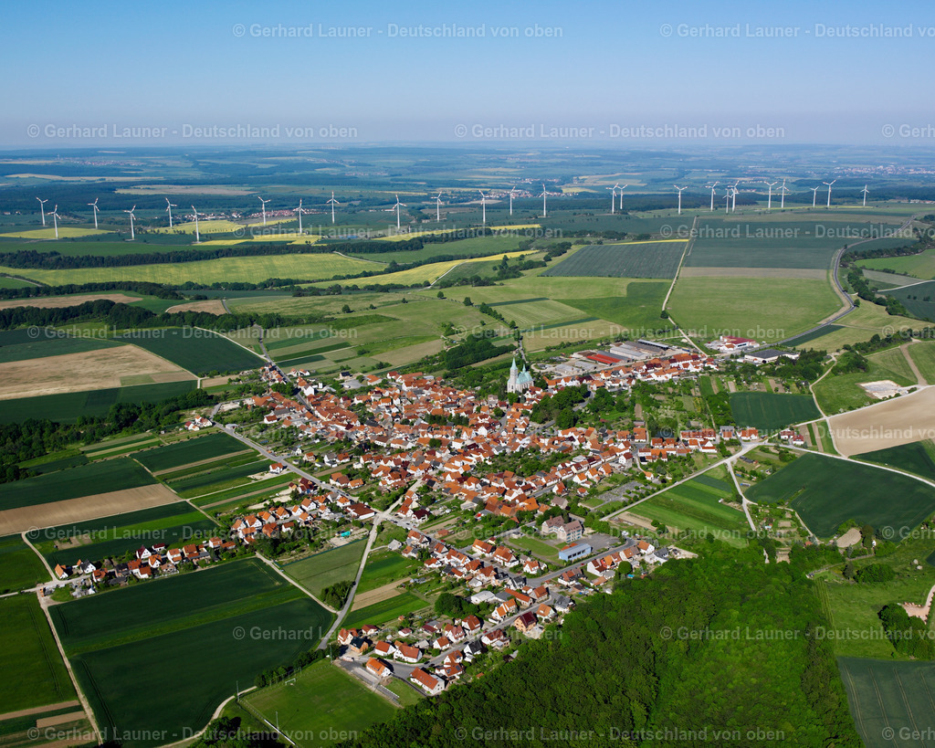 2634621 | EFFELDER 09.06.2006 Stadtansicht vom Stadtrand angrenzend an landwirtschaftliche Feldern  in Effelder im Bundesland Thüringen, Deutschland // City view from the outskirts with adjacent agricultural fields  in Effelder in the state Thuringia, Germany Foto: Gerhard Launer