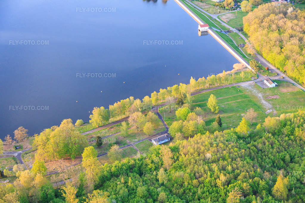 Aerial view: Dam La digue de dief on the Étang de Diefenbach in Puttelange-aux-Lacs in the state Moselle, France. – Photo: IMG_154370.jpg taken on 04/17/2026 by Werner Riehm/FLY-FOTO.com – Resolution of the original: 6000 x 4000 px