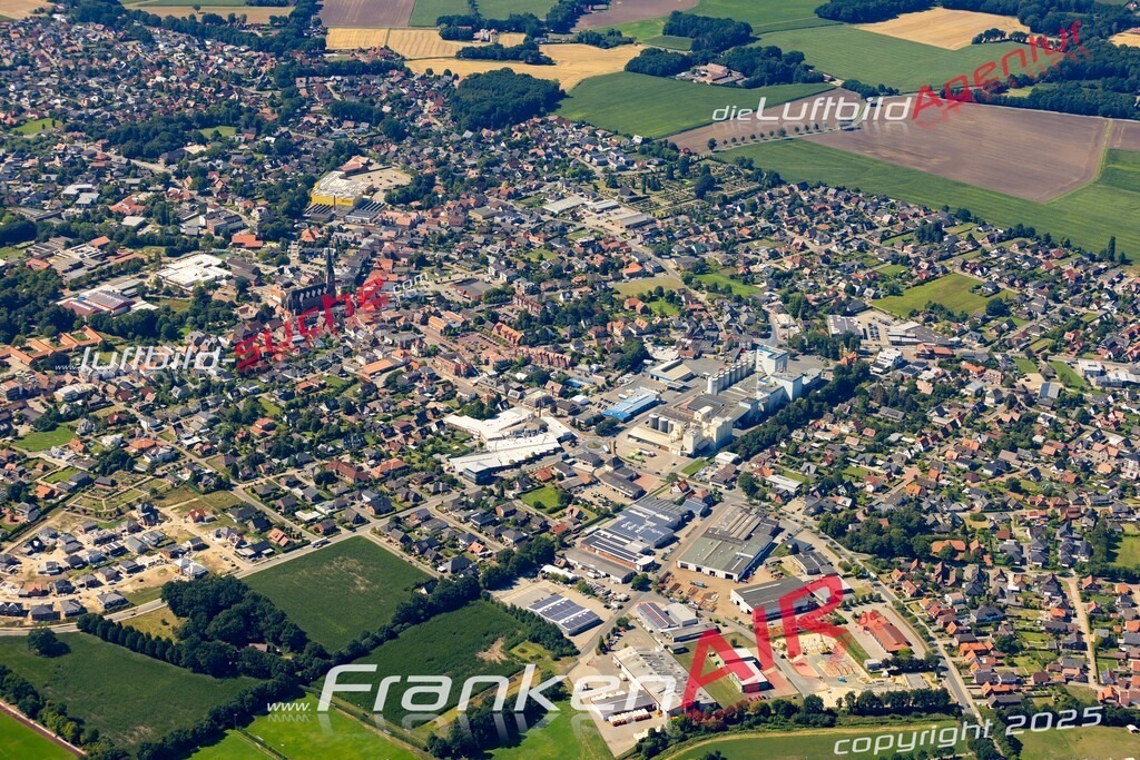 Aktuelles Luftbild von  Dinklage - Die Luftaufnahme wurde 2022 mittels UL-Flugzeug erstellt ( keine Drohne ) - hochauflösende Kamera-Systeme von  Canon -Beste Qualität - Für grossformatige Ausdrucke geeignet. Die Geschenkidee !