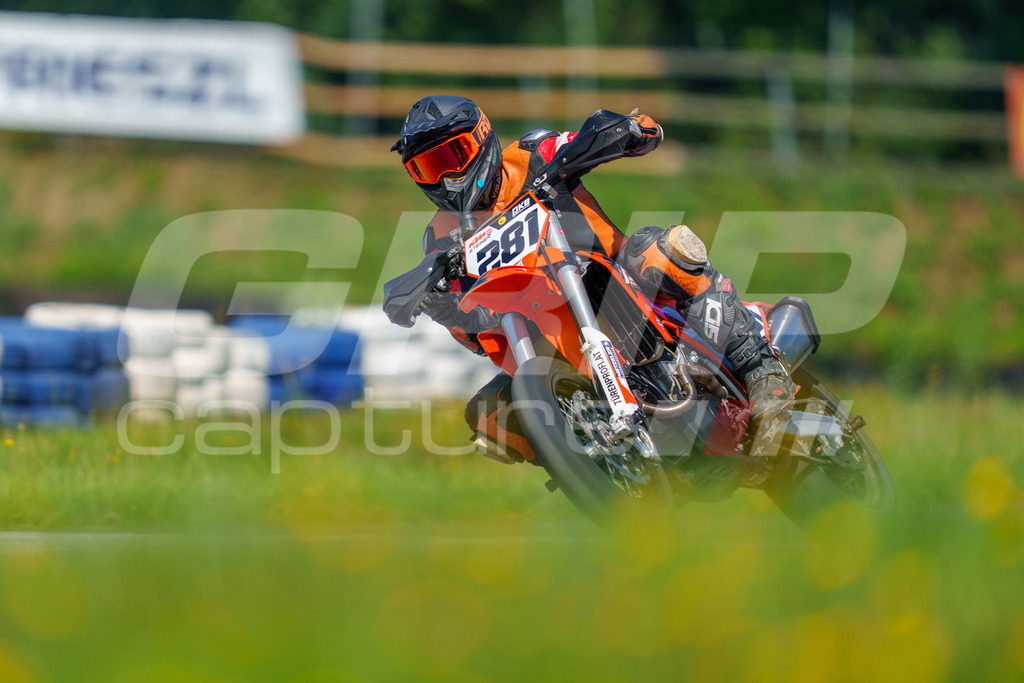 G-Cup + Supermoto Staatsmeisterschaft + Hungarian Supermoto Championship | GRIPcapture steht für authentische Sportfotografie in Österreich – für Momente, die mehr sind als Geschwindigkeit oder Ergebnis. Es geht um Emotion, Spannung, Fokus und den Augenblick, der oft nur einen Wimpernschlag dauert.Ob Motorsport, Teamsport oder 