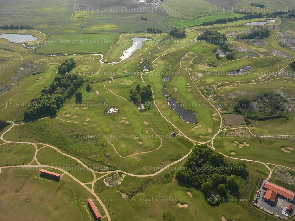 2415236 | GöHREN-LEBBIN 25.08.2016 Gelände des Golfplatz - Kreis der Golfschule Fleesensee am Tannenweg in Göhren-Lebbin im Bundesland Mecklenburg-Vorpommern, Deutschland. Weiterführende Informationen bei: Golfschule. // Grounds of the golf course - district of the Fleesensee golf school on Tannenweg in Goehren-Lebbin in the state Mecklenburg - Western Pomerania, Germany. Further information at: Golfschule. Foto: Gerhard Launer