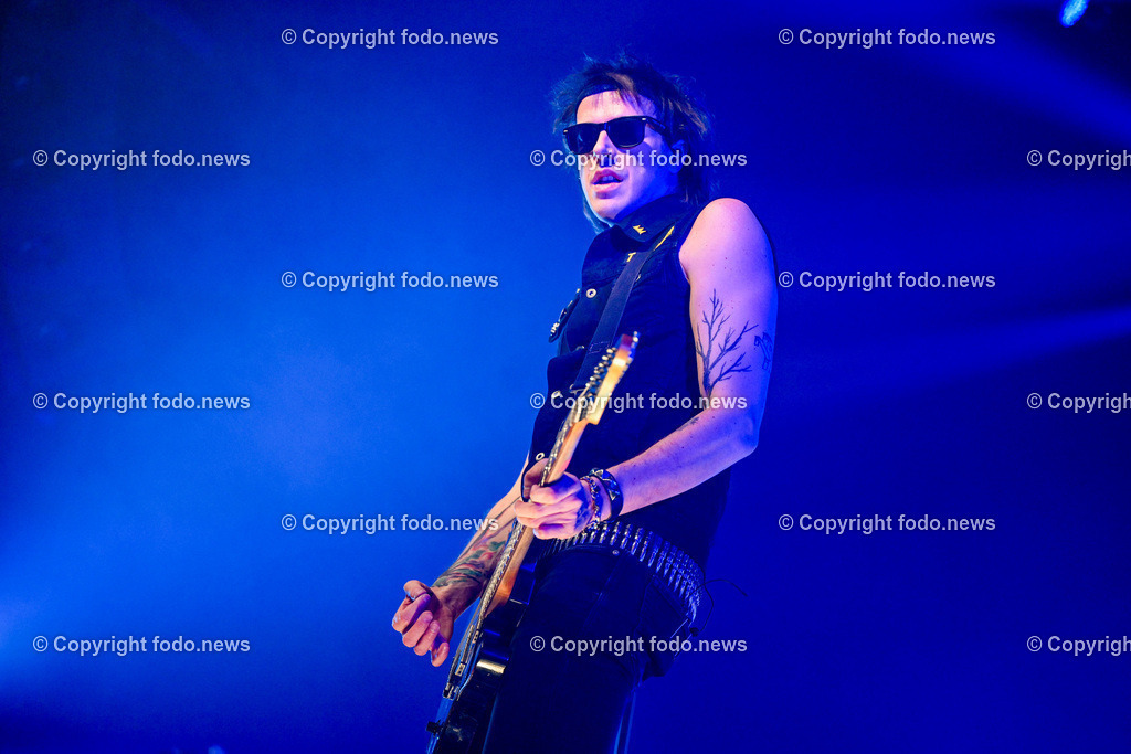 Posthof_ Turbobier_ Konzert_ 15.03.2024-31 | 15.03.2024, Linz, AUT, Posthof, Konzert Turbobier, im Bild Marco Pogo alias Dominik Wlazny (Saenger, Konzepter und Songwriter,  Gitarrist der oesterreichischen Punk-Rock-Band Turbobier, weiters Politiker der Bierpartei, Bezirksrat in Wien Simmering, Praesidentschaftskandidat, Arzt, Mediziner)