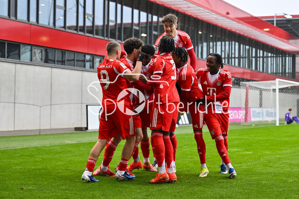 FC Bayern München - Hannover 96 | MUNICH, GERMANY - 15. FEBRUARY: Jubel der Bayern nach dem Treffer zum 1-0 durch David DAIBER (FC Bayern München 6) / Tor / Torschuetze / Freude / Happy während dem Spiel zwischen der U19 des FC Bayern München und der U19 von Hannover 96 am 2. Spieltag der Hauptrunde der U19-DFB-Nachwuchsliga am FC Bayern Campus
