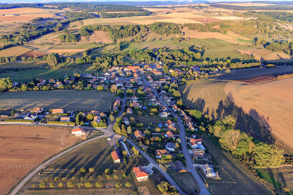 Luftbild: Ortsansicht von Südwesten in Pierreville im Bundesland Meurthe-et-Moselle in Frankreich. – Foto: IMG_117891.jpg vom 14.09.2019 durch Werner Riehm/FLY-FOTO.de – Auflösung des Originals: 5472 x 3648 px