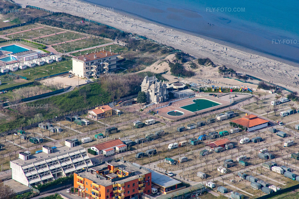Aerial view: Sottomarina di Chioggia in Chioggia in the state Veneto, Italy. – Photo: IMG_087411.jpg taken on 04/06/2016 by Werner Riehm/FLY-FOTO.com – Resolution of the original: 5223 x 3482 px