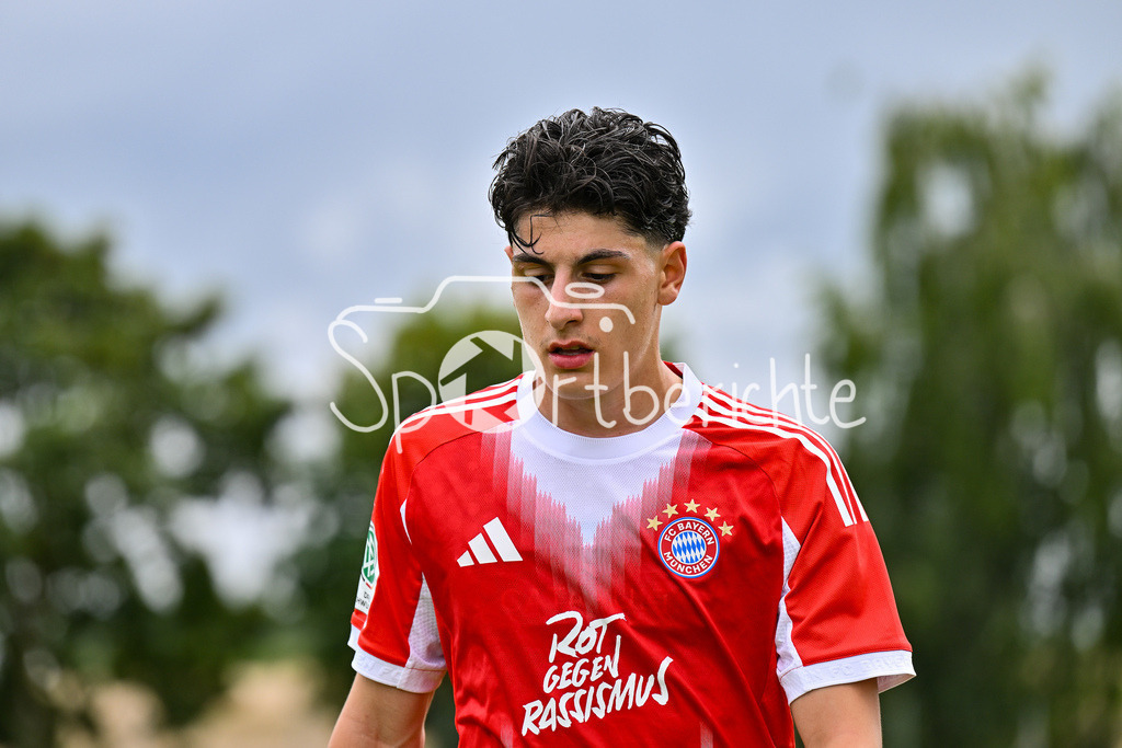 SSV Ulm 1846 Fussball U19 - FC Bayern München U19 | im Bild Deniz OFLI (FCB #3) / Einzelfoto / Freisteller / U19 DFB Nachwuchsliga: SSV Ulm 1846 Fussball - FC Bayern München, Hauptspielfeld Langenau am 02.08.2025