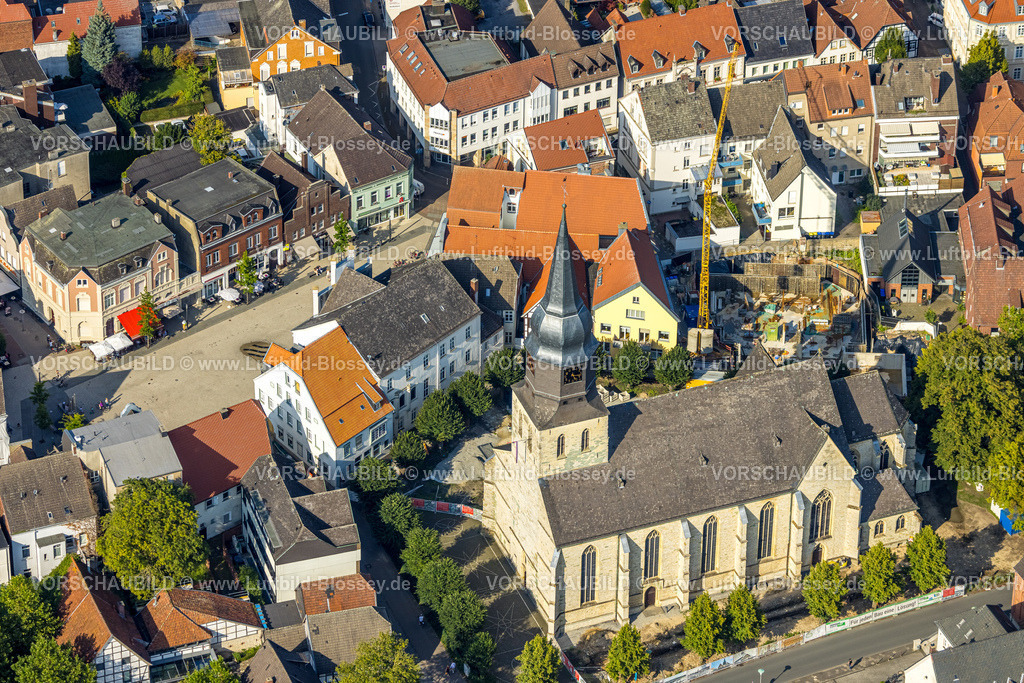 Beckum230804476 | Luftbild, Probsteikirche Sankt Stephanus und Marktplatz, Baustelle mit Neubau Wohngebäude an der Probsteigasse, Beckum, Münsterland, Nordrhein-Westfalen, Deutschland