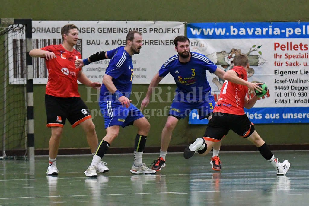 SSG Metten :  SG Moosburg   | Tschechen-Duo bei der Abwehrarbeit Karel Kveton (SSG Metten #2)und Jan Matousik (SSG Metten #3)  - Realisiert mit Pictrs.com