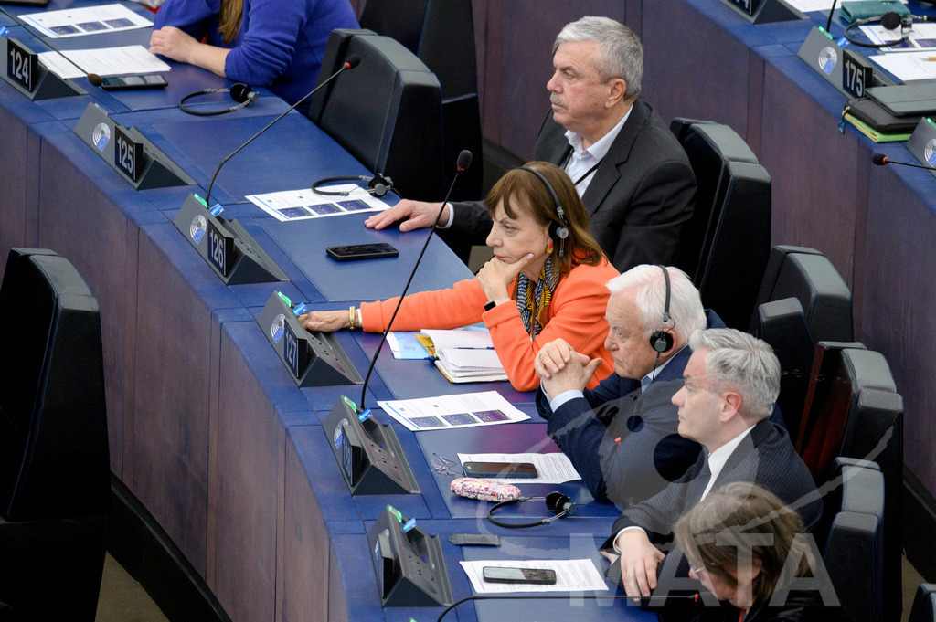 _DWI0276 | Dan Nica, Partidul Social Democrat, RU (Nr. 126), Maria-Manuel LEITÃO-MARQUES, Partido Socialista PT (Nr. 127), Leszek MILLER, Independent, PL (Nr. 128), Robert BIEDROŃ, Nowa Lewica, PL (Nr. 129),  Agnes JONGERIUS, Partij van de Arbeid, NL (Nr. 130) bei der letzte Plenarsitzung. Das Europäische Parlament in Straßburg, 22.04.2024
 - Realisiert mit Pictrs.com