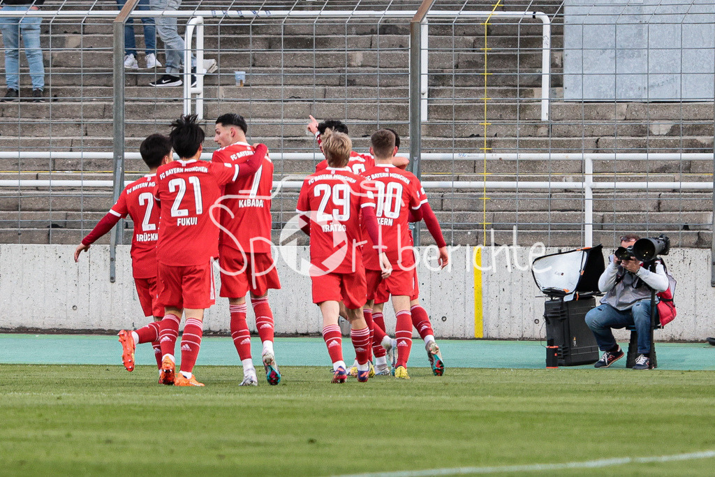 FC Bayern Amateure - FC Augsburg II | Grant Leon RANONS (FCB #22) dreht nach seinem zweiten Tor zum 2-1 jubelnd ab / Jubel / Freude / Tor /