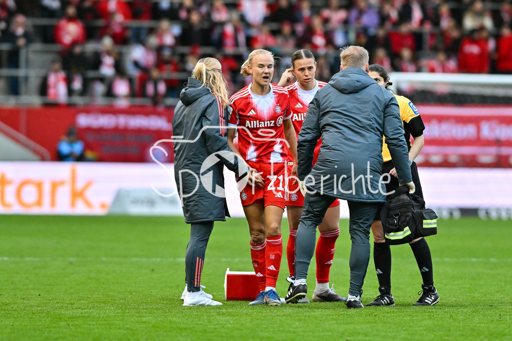 FC Bayern München - VfL Wolfsburg | MUNICH, GERMANY - 22. FEBRUARY: im Bild die angeschlagene Pernille HARDER (FC Bayern Munich 21) muss behandelt werden während dem Spiel zwischen den Frauen des FC Bayern München und den Frauen des VfL Wolfsburg am 19. Spieltag der Google Pixel Frauen-Bundesliga am FC Bayern Campus