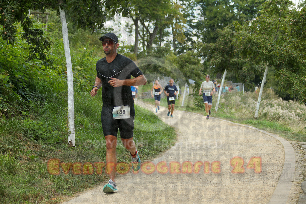 250824_1355_EX1_4295 | Sportfotografie im Rhein-Sieg Kreis, Köln, Bonn, NRW, Rheinland Pfalz, Hessen, etc. Unser Tätigkeitsfeld umfasst den Laufsport vom Volkslauf über den Marathon, Duathlon, Triathon bis zum Ultralauf wie Kölnpfad Ultra oder Schindertrail.