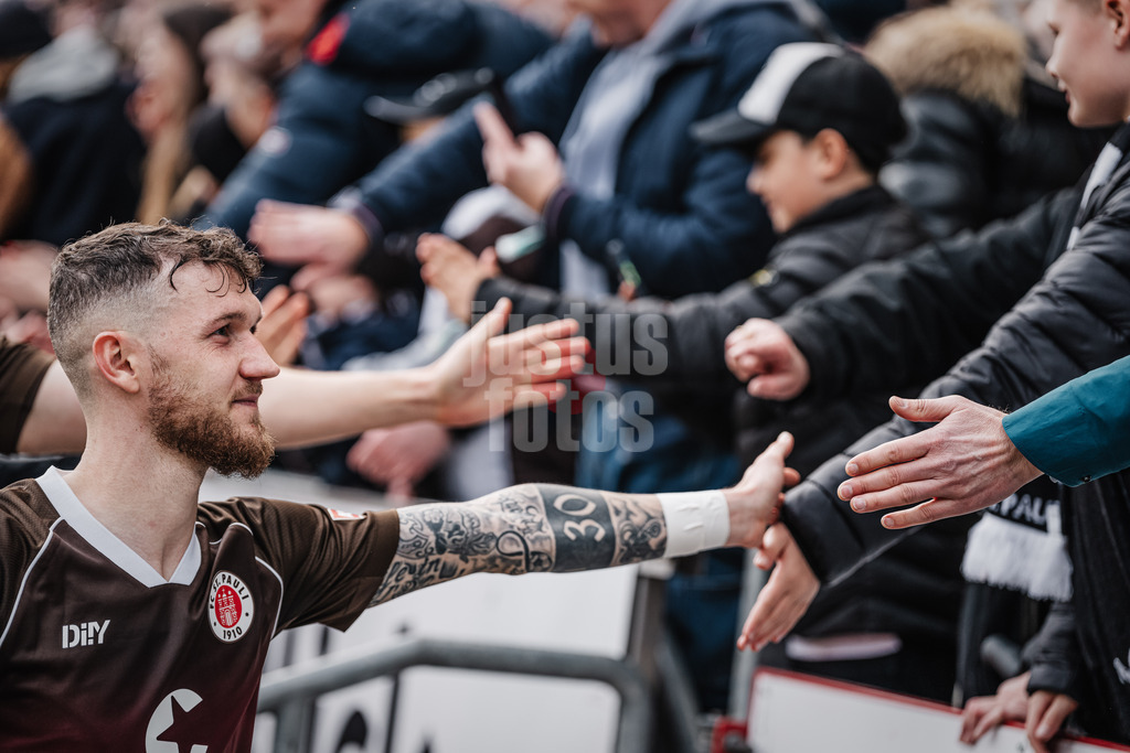 Fußball | Männer | Saison 2023/2024 | 2. Fußball-Bundesliga | 27. Spieltag | FC St. Pauli vs. SC Paderborn 07 | 31.03.2024 | Marcel Hartel (#10, FC St. Pauli) klatscht nach dem Spiel mit den Fans ab