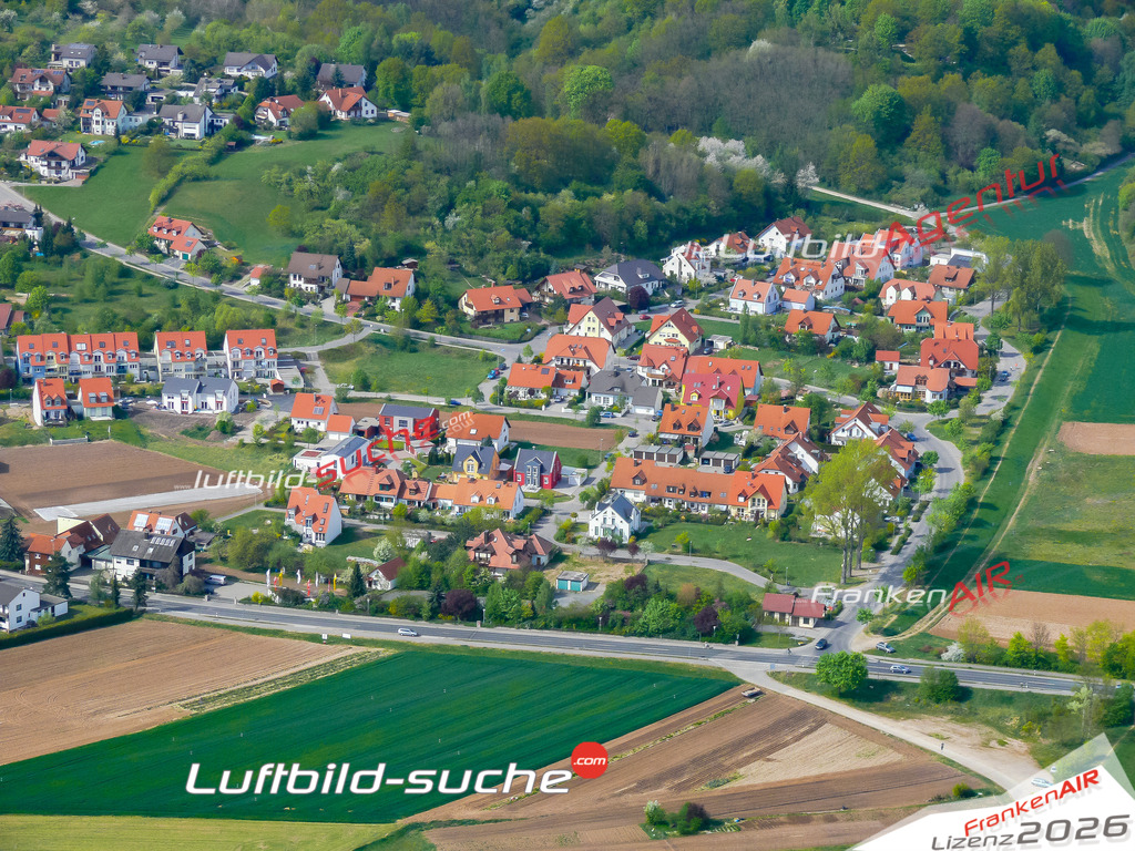 Die Luftaufnahme der Stadt Hallstadt wurde vom UL-Flugzeug heraus erstellt ( keine Drohne )- hohe Auflösung für beste Qualität