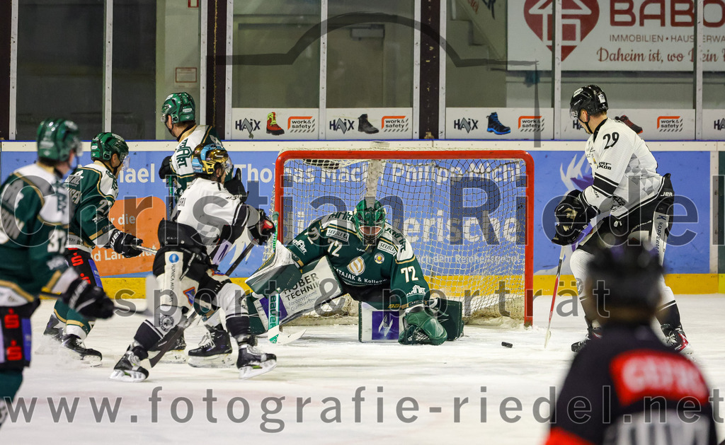 2026-01-30_107_TSV_Erding_gegen_EHF_Passau_Black_Hawks | Erding, Deutschland, 30.01.2026:Eishockey, Oberliga Süd 2025 / 2026, 42. Spieltag, TSV Erding gegen EHF Passau Black Hawks, Endergebnis: 2:6Torwart David Zabolotny (Erding Gladiators, #72), Carl Larsson (EHF Passau Black Hawks, #29)Foto: Christian Riedel / fotografie-riedel.net