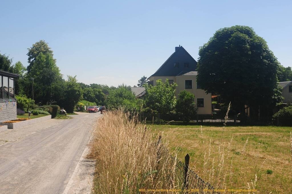 Geißmannsdorf-2026-Ortsbilder-639 | Geißmannsdorf bei Bischofswerda im Sommer 2026. Ein fotografischer Streifzug durch das Dorf Geißmannsdorf, mit Gebäuden, Straßen, Strohpuppen und geschmückten Vorgärten und Grundstücken anlässlich der 800-Jahr-Feier von Geißmannsdorf im Juni 2026 - Realisiert mit Pictrs.com