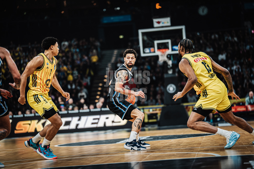 Basketball | Männer | Saison 2025/2026 | easyCredit Basketball Bundesliga | Veolia Towers Hamburg vs. ALBA BERLIN | 14.12.2025 | Devon Daniels (#21, Veolia Towers Hamburg) am Ball