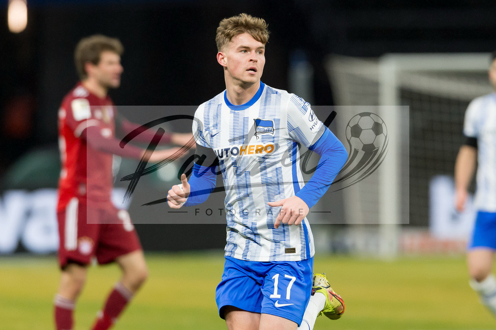 BSCFCB20220123_270 | Fussball, Herren: Maximilian Mittelstaedt (Hertha BSC) schaut bei dem Spiel der 1. Bundesliga zwischen Hertha BSC und FC Bayern Muenchen im Olypiastadion am 23.01.2022 in Berlin, Deutschland.DFB / DFL REGULATIONS PROHIBIT ANY USE OF PHOTOGRAPHS AS IMAGE SEQUENCES AND/OR QUASI-VIDEO. - Realisiert mit Pictrs.com