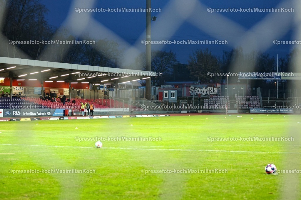 xKWIx13022601005 | 13.02.2026, xKWIx, Fußball, Regionalliga West, SC Fortuna Köln - FC Gütersloh, Südstadion: Trinbüne und Gästebereich im Stadion durchs Tornetz Photo: xKamilxWilkowskixPressefotoKochx