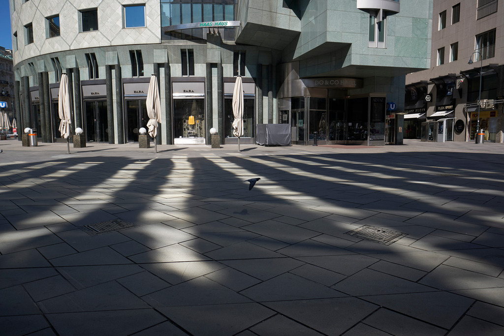 Menschenleerer Stephansplatz | Wien, Austria - April 07, 2020: Fotografische Eindrücke auf dem Weg von Floridsdorf zum Stephansplatz während der Corona-Krise; Menschenleerer Stephansplatz mit Blick auf des Haas-Haus. - Realisiert mit Pictrs.com