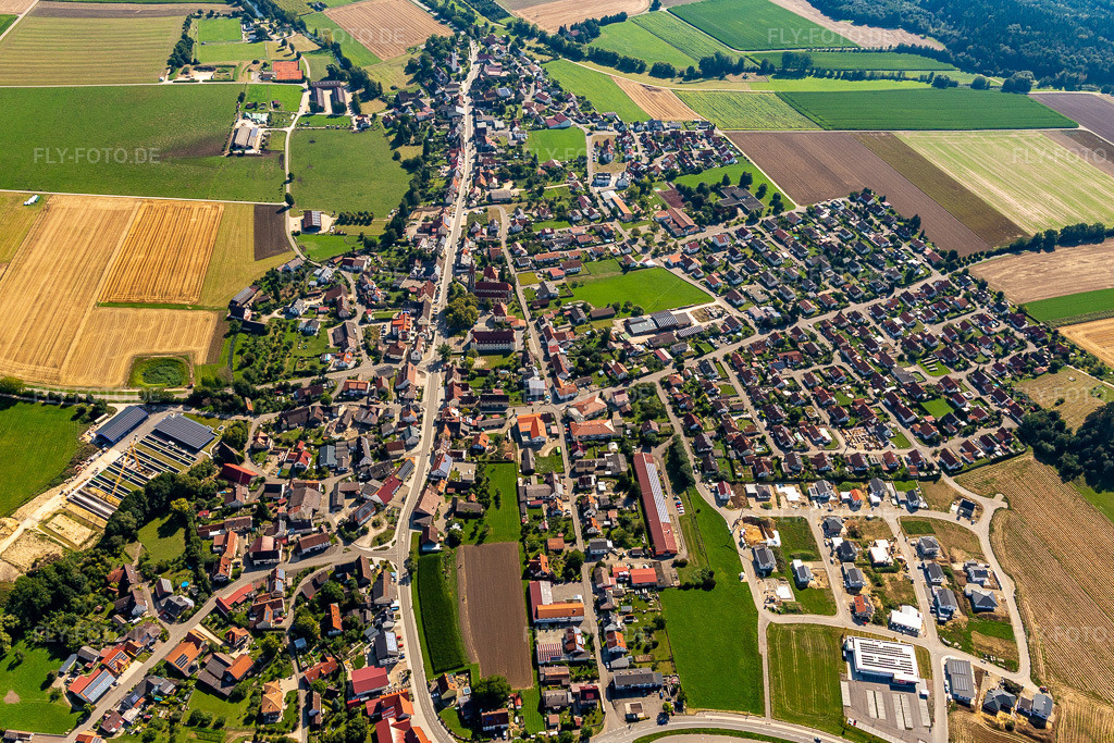 Luftbild: Ortsübersicht von Westen in Langenenslingen im Bundesland Baden-Württemberg in Deutschland. Foto: IMG_129298.jpg vom 05.09.2021 durch Werner Riehm/FLY-FOTO.de